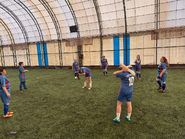 Ev hanımları arasında kıran kırana halı saha maçı