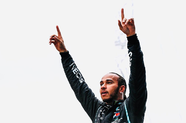 F1 Şampiyonu Lewis Hamilton’a şövalye unvanı verildi