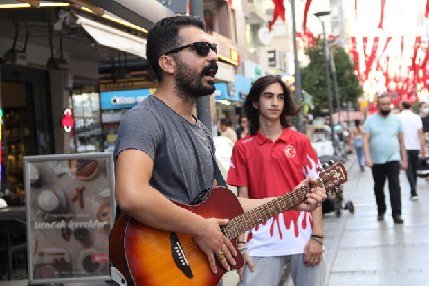 Fedakar antrenör, sporcusunun masrafları için gitarını alıp sokağa koştu