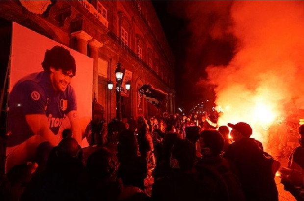 Napolili taraftarlar, San Paolo'da Maradona'yı andı