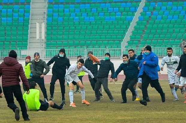 Özbekistan’da futbolcudan hakeme linç girişimi 