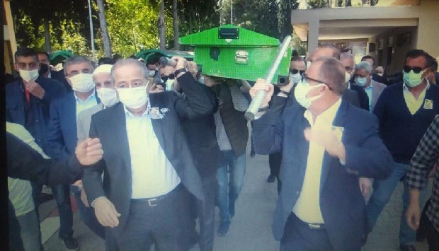 Taşıdığı tabutun direği elinde kalınca Fatih Terim şaşkınlık yaşadı