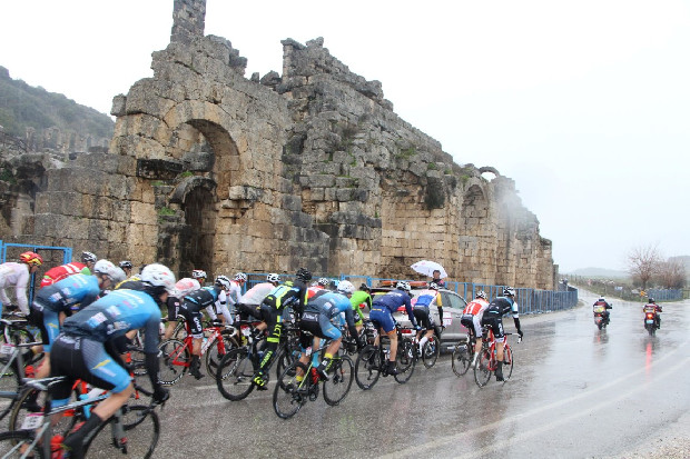 Tour of Antalya’nın 3. etabı sağanak yağmur altında başladı