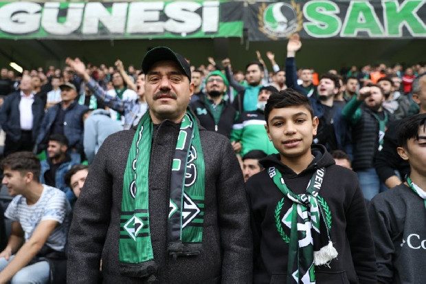 Vali tribünde maç izledi