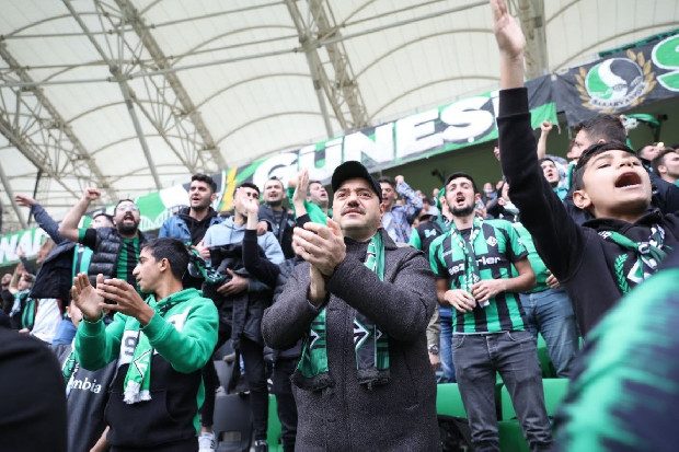Vali tribünde maç izledi