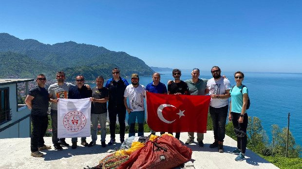 Yamaç paraşütleriyle heyecanlı atlayış