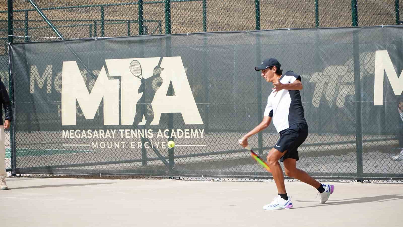 Zirvede Rahatlama: 2.300 Metrede Uluslararası Tenis
