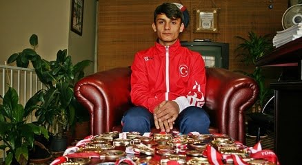 15 Yaşında 50 Madalyası Var