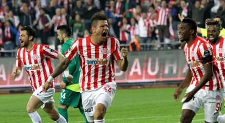 Antalyaspor 3 puanı 3 golle aldı!