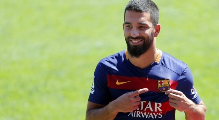 Arda Turan Barcelona’da ilk kırmızı kartını gördü!