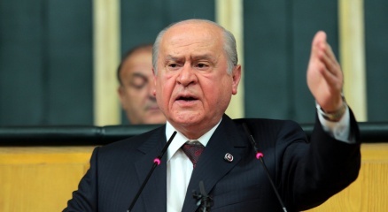 Bahçeli Muhalifleri Topa Tuttu!