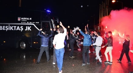 Beşiktaşlı Taraftarlar Takımı Karşıladı