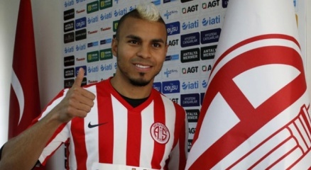 Dnipro’nun orta saha oyuncusu Antalyaspor’a imzaladı!