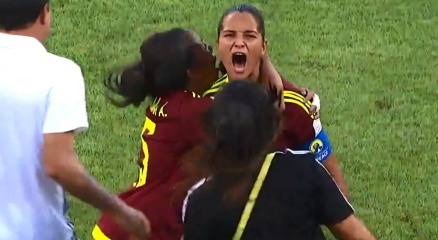 Kadın Futbolcu Santradan Gol Attı!
