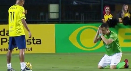 Neymar’ın Rakibi, çalım Atmaması Için Sahada Diz çöküp Yalvardı!