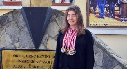 Paletli yüzmenin altın kızı, rekorları altüst etti!