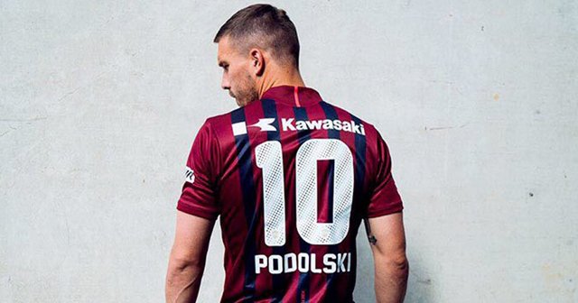 Podolski, Vissel Kobe formasını giydi