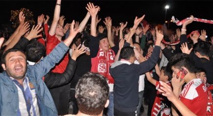 Sivasta Havai Fişekli Süper Lig Kutlaması