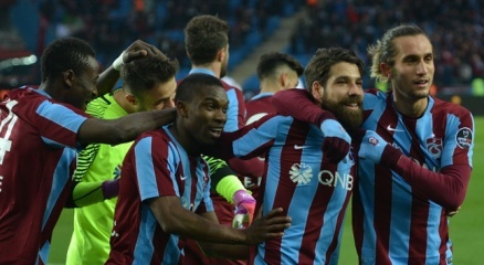 Süper Lig Yarışında Trabzonsporun Soluğu Galatasaray Ve Fenerbahçenin Ensesinde