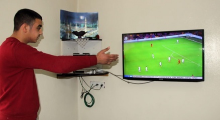 Tek koluyla sahada kar temizleyen taraftar futbol fanatiği çıktı!