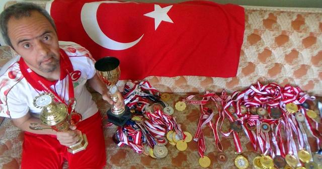 Yaşı kadar madalya topladı