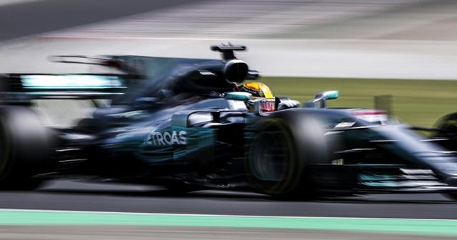 Hamilton tarihe geçti