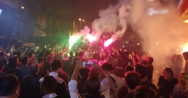 Beşiktaş taraftarı galibiyeti coşkuyla kutladı