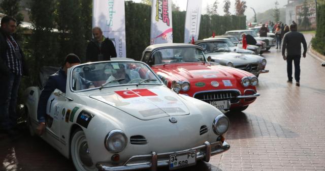 Sakarya’da klasik araçlarla ’Cumhuriyet rallisi’ gerçekleşti