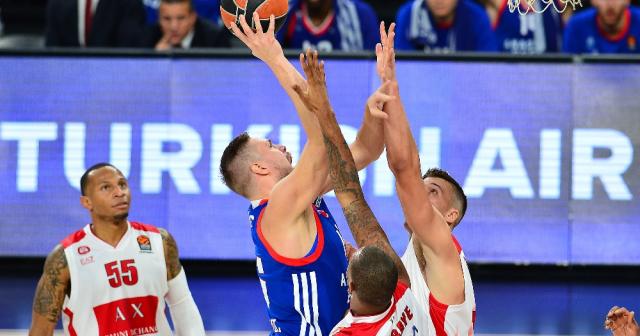 Anadolu Efes, İtalyan ekibi devirdi