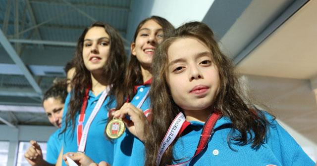 Görme engelli 3 kardeş yüzerek hayata tutunuyor
