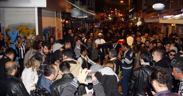 Beşiktaşlı taraftarlar galibiyeti Çarşı’da kutladı