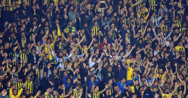 Fenerbahçe taraftarı tribünleri doldurmaya başladı