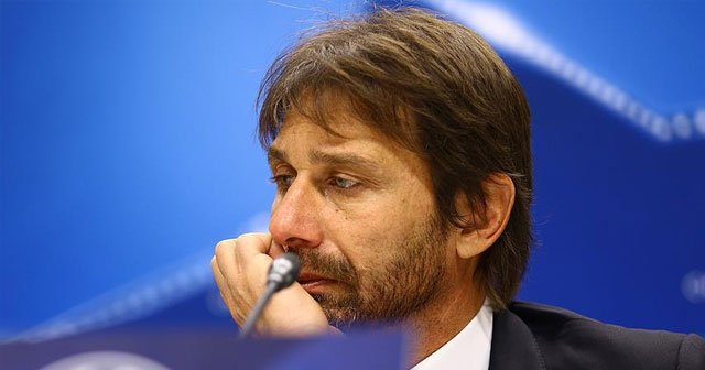 Chelsea’nin teknik direktörü Conte’nin aracına masa düştü