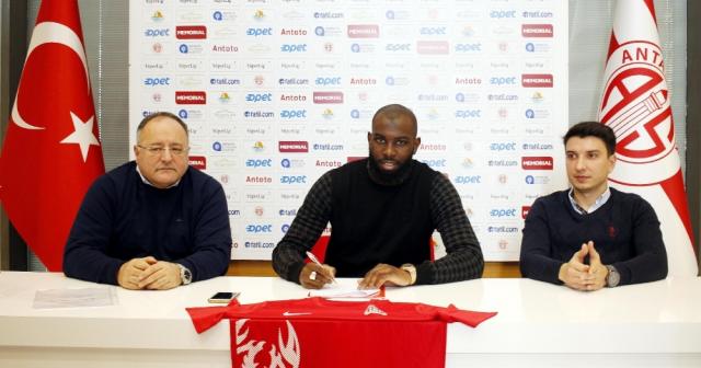 Antalyaspor’un yeni transferi Doukara imzayı attı