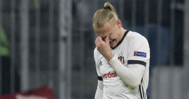 Beşiktaş’ın yıldızı Domagoj Vida, gözyaşlarını tutamadı
