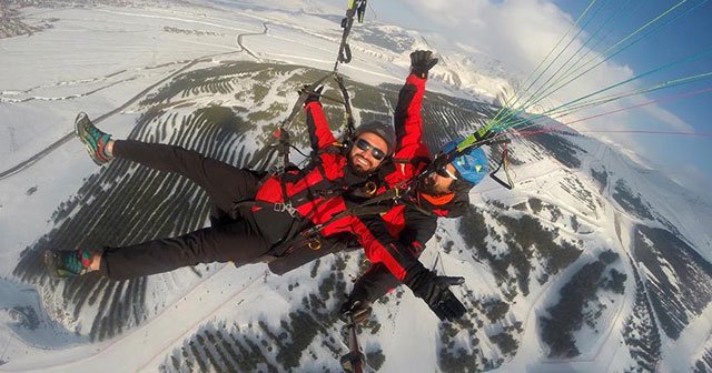 Ejder 3200’de hem kayak hem yamaç paraşütü heyecanı