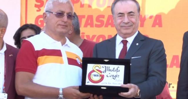 Galatasaray Bayrağı Şampiyonlar Anıtı’na çekildi