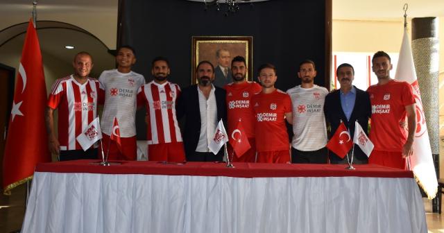 Sivasspor yeni transferlerini tanıttı