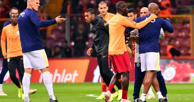 Derbide Donk ile Ayew arasında gerginlik