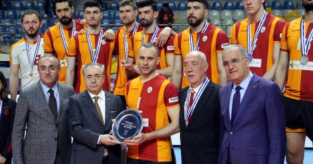 Galatasaray Erkek Voleybol Takımı’na madalyalarını Mustafa Cengiz verdi