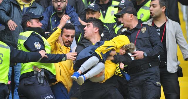 Fenerbahçe maçında çıkan arbede sonucu küçük çocuk şoka girdi