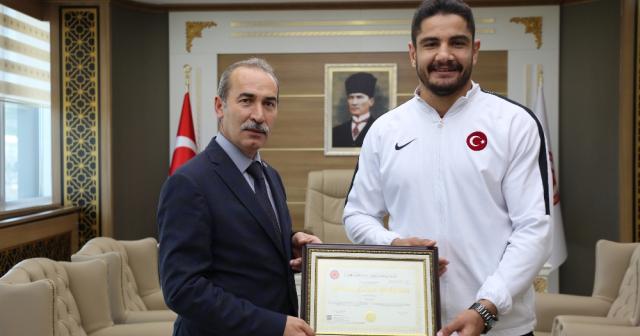 Şampiyon Taha Akgül yüksek lisans diplomasını aldı