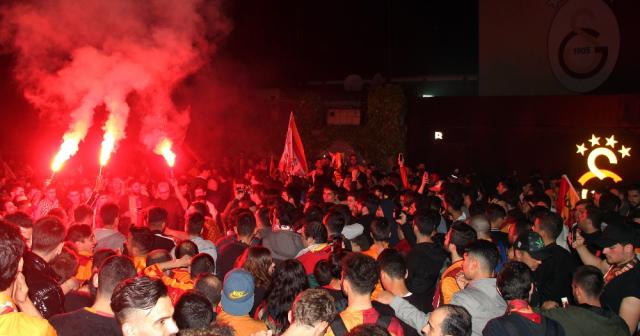 Galatasaray kafilesi tesislere geldi