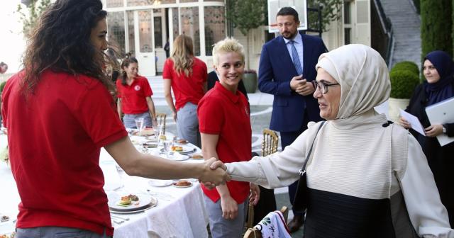 Emine Erdoğan, A Milli Kadın Basketbol Takımı ile buluştu