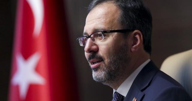 Bakan Kasapoğlu’ndan milli yüzücü Beril Böcekler’e tebrik mesajı