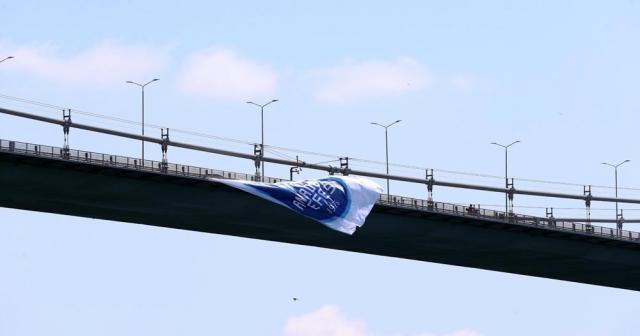 Şampiyon Anadolu Efes’in bayrağı köprüye asıldı