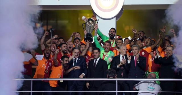 Şampiyon Galatasaray sahaya iniyor