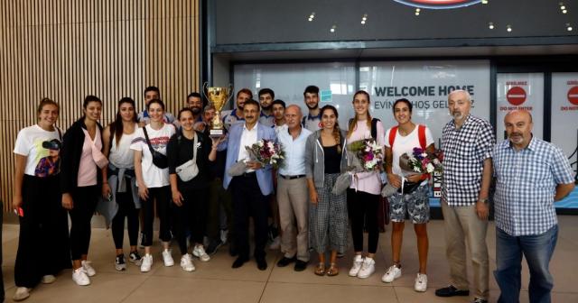 İAÜ Voleybol Kadın Takımı Avrupa’da ikinci oldu