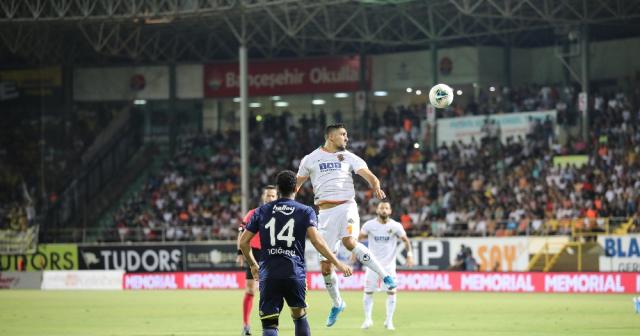 Süper Lig: Aytemiz Alanyaspor: 3 - Fenerbahçe: 1 (Maç sonucu)