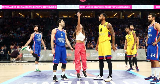 Anadolu Efes - Barcelona maçında ’Pembe Top’